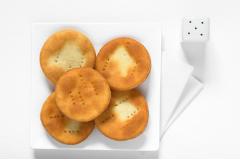 传统的智利sopaipilla炸糕点使面包的发酵面团拍摄开销与自然光智利sopaipilla炸糕点