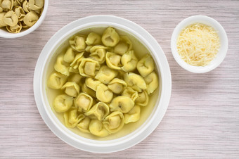 传统的意大利意大利饺子布罗多肉汤汤拍摄开销与自然光