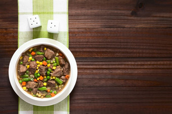 牛肉炖肉汤与色彩斑斓的夏天蔬菜(2008年)胡萝卜甜蜜的玉米绿色豆洋葱碗拍摄开销黑暗木与自然光牛肉炖肉汤与蔬菜