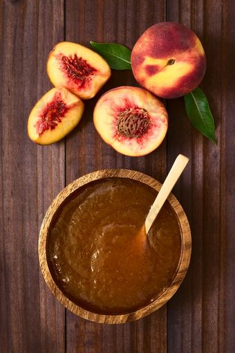 桃子小时果冻木碗与新鲜的成熟的桃子水果的一边拍摄开销黑暗木与自然光桃子小时果冻