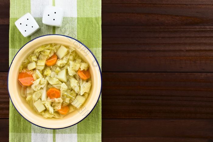 新鲜的自制的素食主义者卷心菜汤与胡萝卜和土豆服务碗拍摄开销与复制空间的一边新鲜的素食主义者卷心菜汤