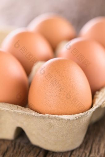 生棕色（的）鸡蛋蛋盒子纸箱非常浅深度场焦点的前面的第一个蛋生棕色（的）鸡蛋蛋盒子纸箱