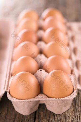 生棕色（的）鸡蛋蛋盒子纸箱非常浅深度场焦点的前面的第一个鸡蛋生棕色（的）鸡蛋蛋盒子纸箱