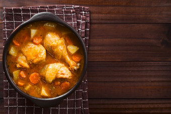 新鲜的自制的鸡炖肉与土豆胡萝卜和芹菜经验丰富的与红辣椒乡村碗拍摄开销与复制空间的一边鸡炖肉