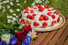 花束夏天花表格与自制的草莓蛋糕花园