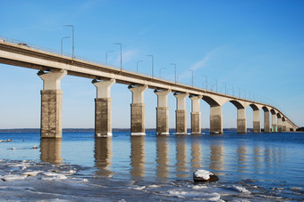 冬天视图的奥兰桥瑞典的桥连接的岛奥兰的波罗的海海与大陆瑞典