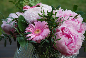 粉红色的美丽的夏天花粉红色的夏天花花束花瓶在户外花园