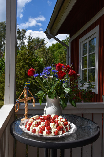 夏天装饰与草莓蛋糕花和小五月波兰表格的玄关