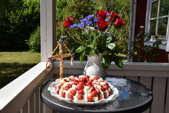 玄关与瑞典夏天装饰草莓蛋糕花和小五月波兰