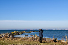 美丽的春天季节一天与摄影师的海岸的瑞典岛奥兰