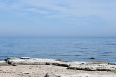 平岩石海岸的波罗的海海的瑞典岛奥兰