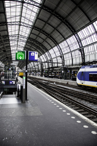 使用比利时9月视图标志说布鲁日的布鲁日铁路站火车站的历史小镇使用联合国教科文组织世界遗产网站西弗兰德斯比利时