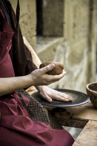 手男人。工作和塑造粘土波特陶器工艺细节创建手男人。工作和塑造粘土波特陶器