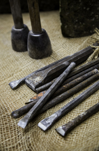 老工具为雕刻石头手工制作的道路细节老手册工艺老石头雕刻工具传统的道路