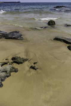 桑迪海滩与石头细节海和夏天假期桑迪海滩与石头