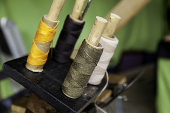 色彩斑斓的线程为手缝纫传统的缝合细节色彩斑斓的线程为缝纫手
