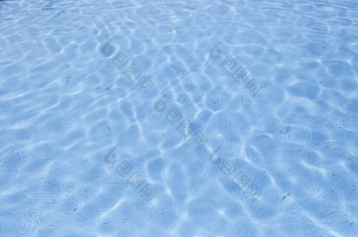 游泳池蓝色的水细节夏天游泳池小镇热和有趣的