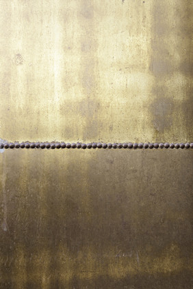 金属生锈的黄金细节墙金属和焊接黄金铜和青铜