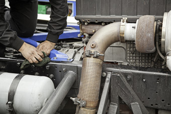 卡车机械师细节专业机械师引擎修复