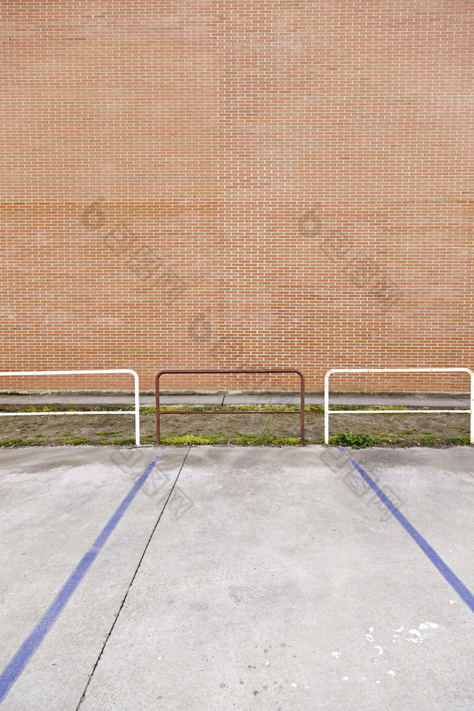 砖墙与金属栏杆细节外观的城市车停车