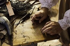 人工作与皮革传统的道路工匠工作细节