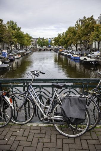 阿姆斯特丹<strong>荷兰</strong>9月日落amsterdambicycle停车和传统的老<strong>荷兰</strong>建筑<strong>荷兰</strong>