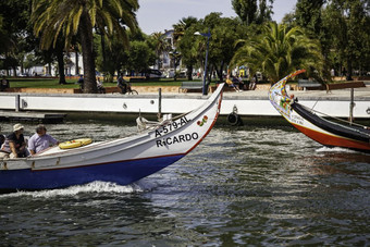 唤作葡萄牙9月美丽的色彩斑斓的船被称为moliceiros的运河葡萄牙语唤作这些令人惊异的贡多拉船是使用为观光旅游周围的城市中心