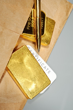 处理而且全球交易珍贵的金属黄金酒吧证书笔而且纸包特写镜头