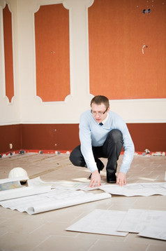 架构师看蓝图的地板上重建室内