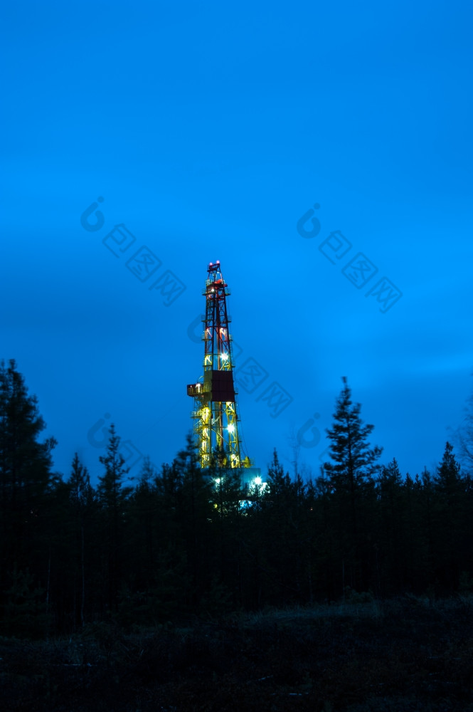 石油钻井钻井平台晚上石油字段西方西伯利亚