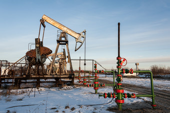 石油泵杰克和井口的油田石油泵杰克和井口的油田石油和气体概念