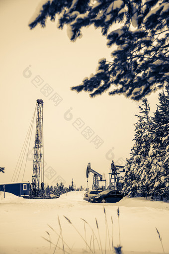 泵杰克和石油钻井<strong>平台</strong>的油田位于的美丽的冬天森林环境污染石油和气体概念泵杰克和石油钻井<strong>平台</strong>位于森林