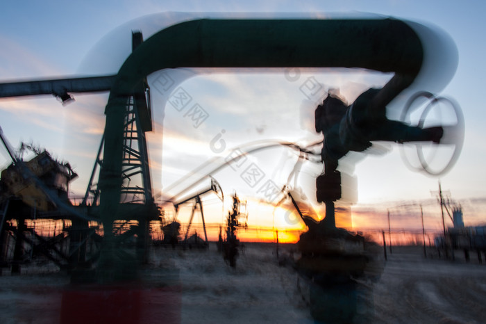 工作石油泵杰克和管道与阀石油场模糊运动概念石油和气体行业石油和气体行业背景