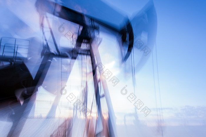 工作石油泵杰克石油场双长曝光模糊运动概念石油和气体行业石油和气体行业背景
