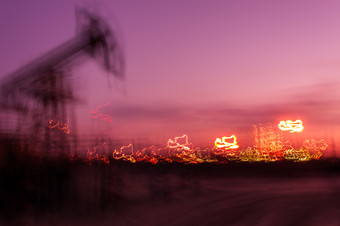 工作石油泵杰克石油场和明亮基斯工业网站模糊运动概念石油和气体行业石油和气体行业背景