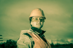 特写镜头肖像女工业工人工程师穿头盔和保护眼镜行业制造业主题