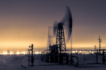 石油钻井平台和明亮基斯<strong>工业网站</strong>晚上提取石油石油概念油田西方西伯利亚健美的