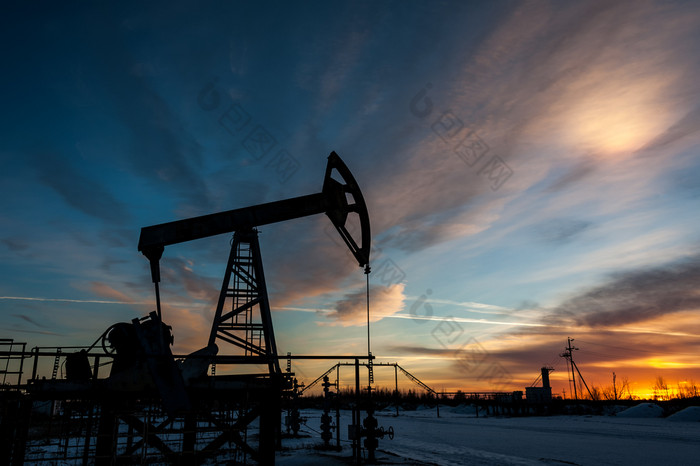 泵杰克日落天空背景提取石油石油概念