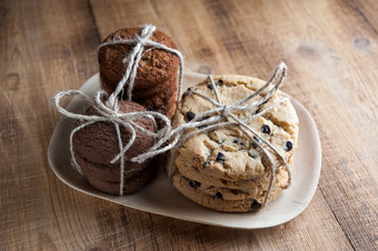 自制的绳全麦饼干与燕麦片亚麻和芝麻种子和传统的美国饼干与巧克力芯片黑暗乡村木表格健康的素食主义者食物概念