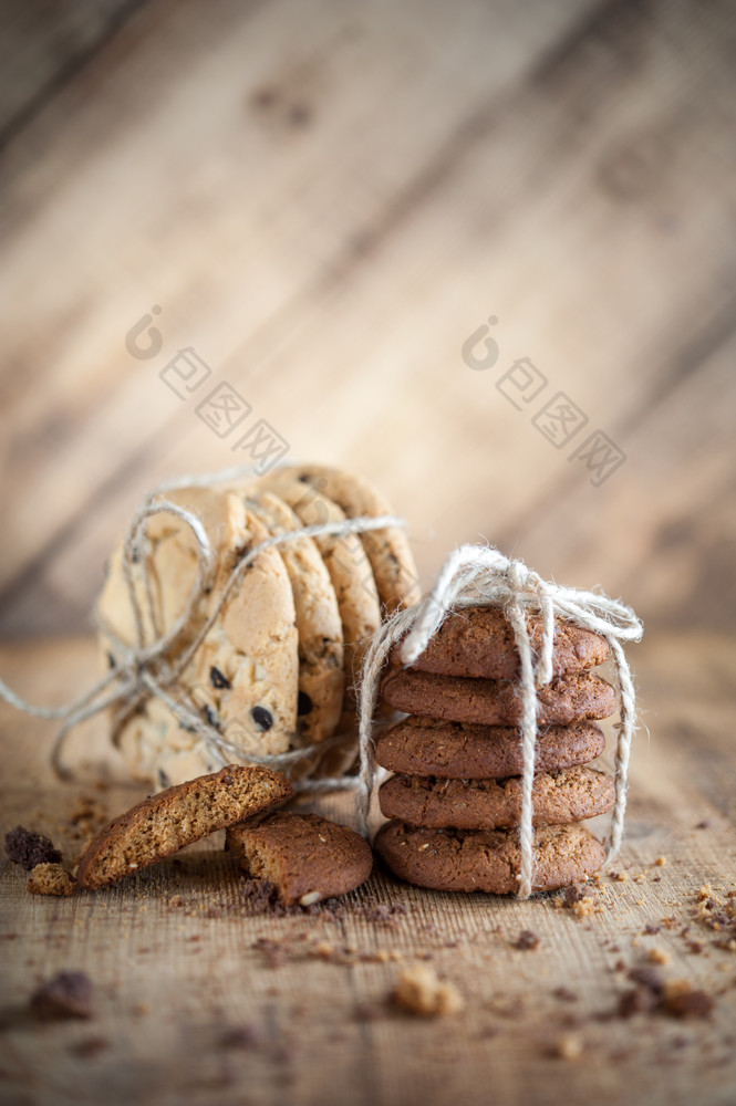 自制的绳全麦饼干与燕麦片亚麻和芝麻种子和传统的美国饼干与巧克力芯片黑暗乡村木表格健康的素食主义者食物概念各种各样的酥饼燕麦饼干巧克力芯片饼干