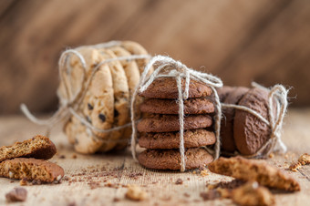 自制的绳全麦饼干与燕麦片亚麻和芝麻种子和传统的美国饼干与巧克力芯片黑暗乡村木表格健康的素食主义者食物概念各种各样的酥饼燕麦饼干巧克力芯片饼干