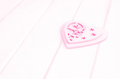 粉红色的心白色木背景爱和情人节一天概念健美的复制空间粉红色的心白色木背景