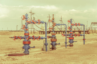 井口与阀电枢油田石油和气体行业概念工业网站背景提取石油健美的乌贼井口与阀电枢石油场