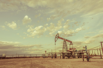 石油泵杰克石油场多云的天空背景提取石油石油概念健美的泵杰克提取石油石油概念