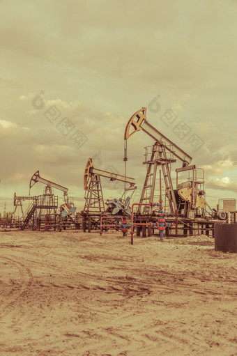 石油泵杰克石油场多云的天空背景提取石油石油概念健美的泵杰克提取石油石油概念