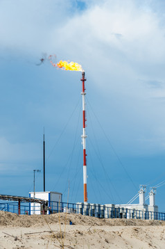 气体扩口油田wiht火炬的蓝色的天空背景提取石油石油概念健美的石油炼油厂火气体火炬石油概念