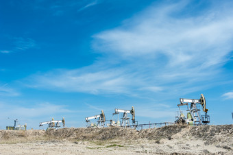 石油泵杰克石油场夏天蓝色的天空背景提取石油石油概念泵杰克提取石油石油概念