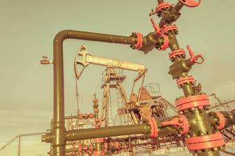 石油泵杰克石油场提取石油石油概念健美的泵杰克提取石油石油概念
