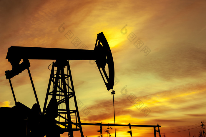 石油泵杰克石油场日落天空背景提取石油石油概念健美的泵杰克提取石油石油概念
