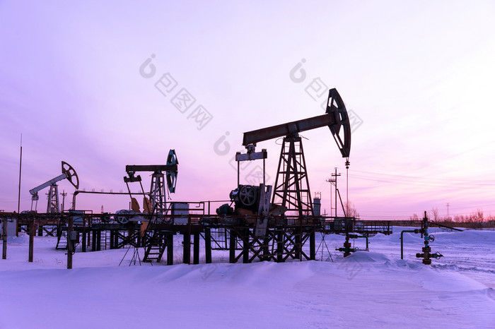 石油泵杰克油田冬天日落天空背景提取石油石油概念泵杰克提取石油石油概念